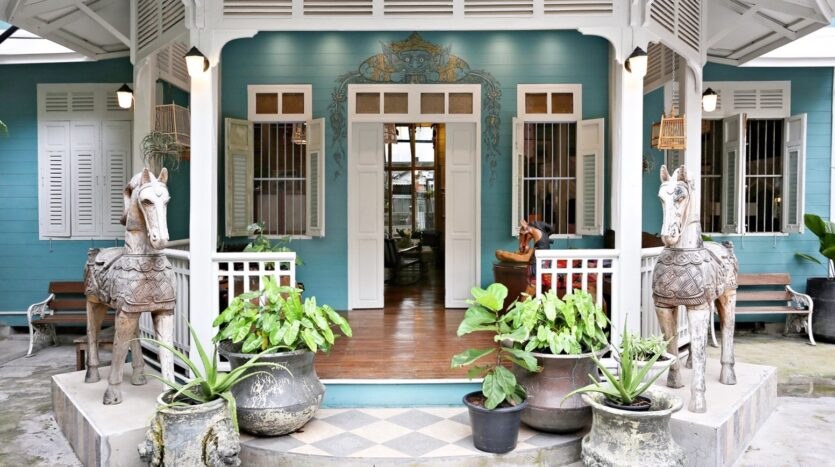 บ้านไม้เก่าแก่กว่า 100 ปี รีโนเวทใหม่ทั้งหลัง 6 ห้องนอน ใจกลางสีลม