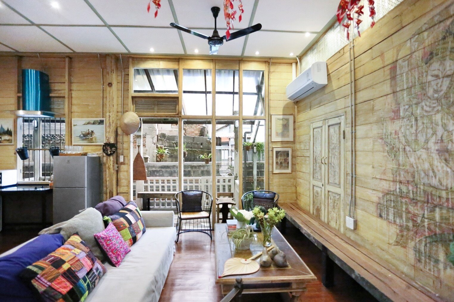 บ้านไม้เก่าแก่กว่า 100 ปี รีโนเวทใหม่ทั้งหลัง 6 ห้องนอน ใจกลางสีลม — รูปที่ 3 จาก 10