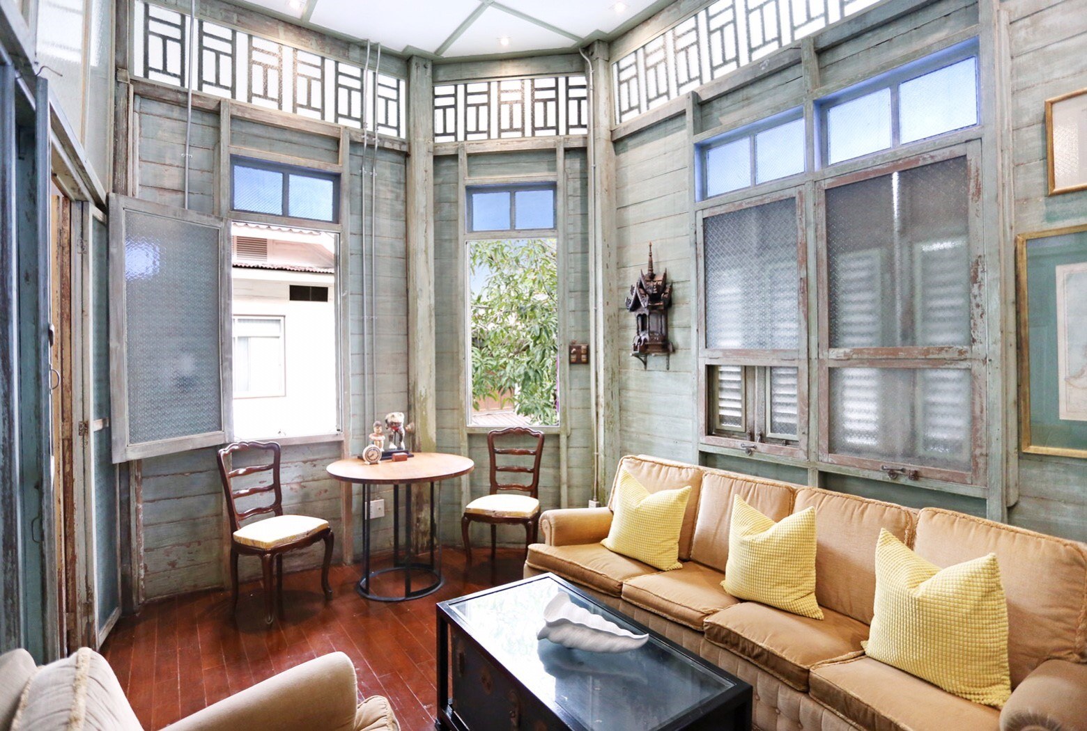 บ้านไม้เก่าแก่กว่า 100 ปี รีโนเวทใหม่ทั้งหลัง 6 ห้องนอน ใจกลางสีลม — รูปที่ 6 จาก 10
