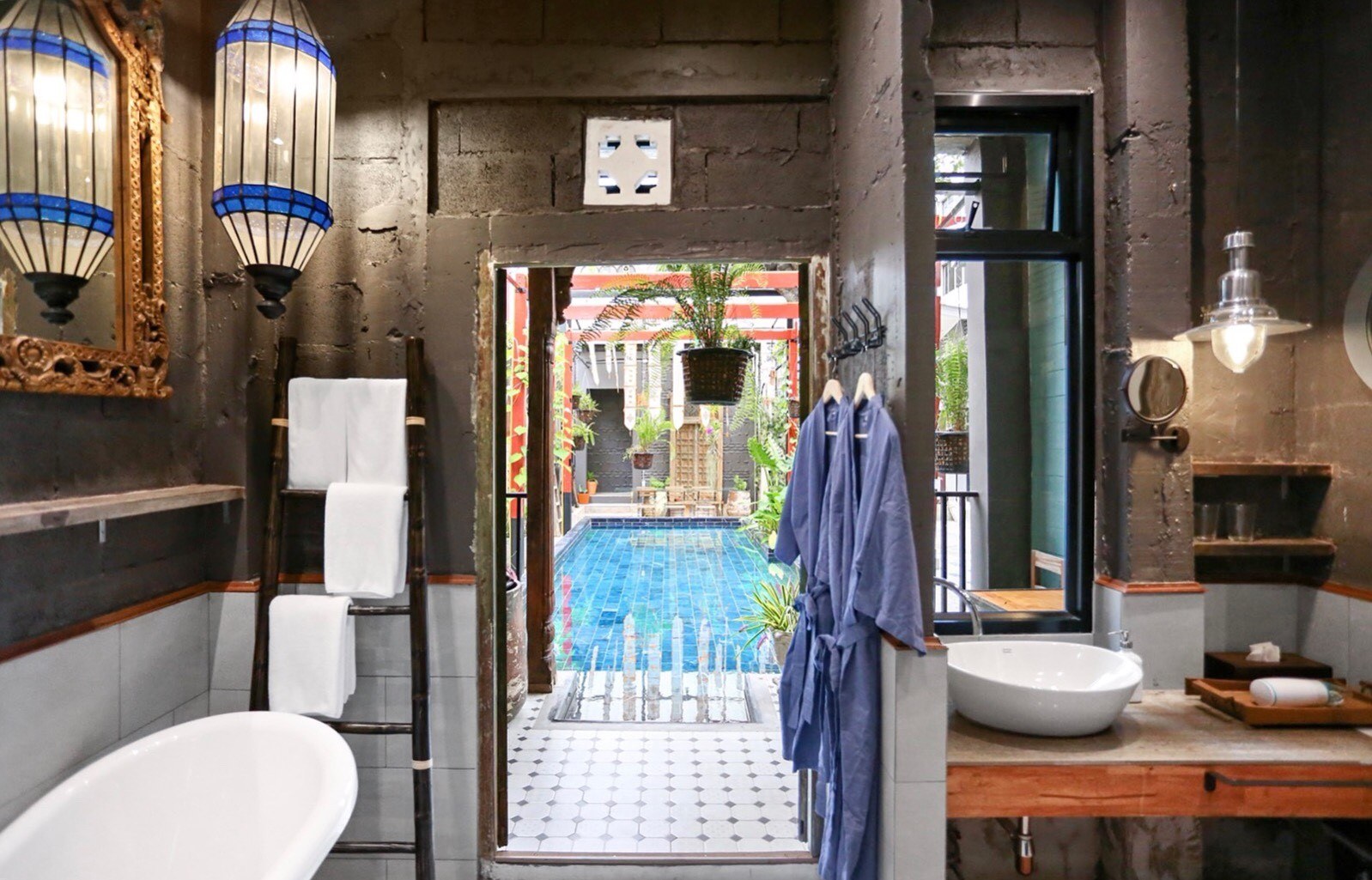 บ้านไม้เก่าแก่กว่า 100 ปี รีโนเวทใหม่ทั้งหลัง 6 ห้องนอน ใจกลางสีลม — รูปที่ 7 จาก 10